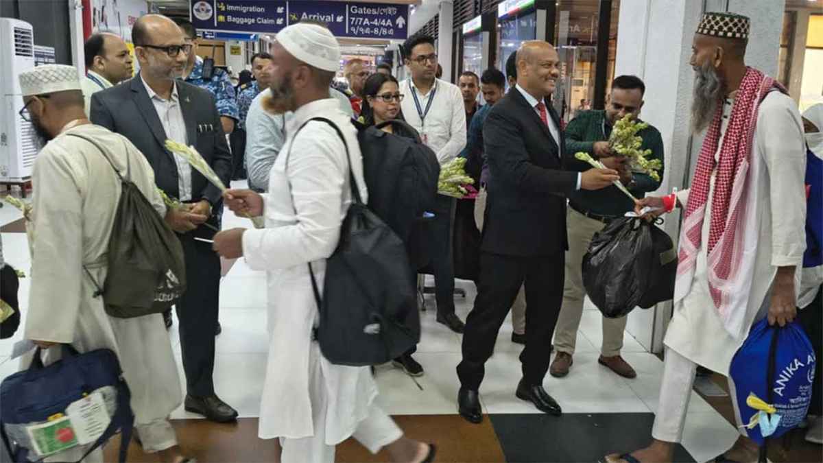 দেশে ফিরলেন ৭৩ হাজার ৪৯৩ হাজি